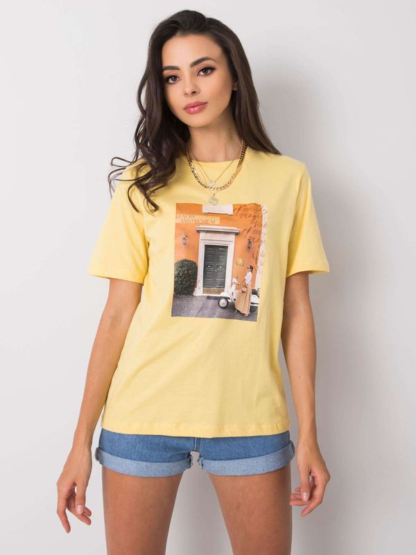 Fashionhunters Żółty t-shirt z modnym nadrukiem