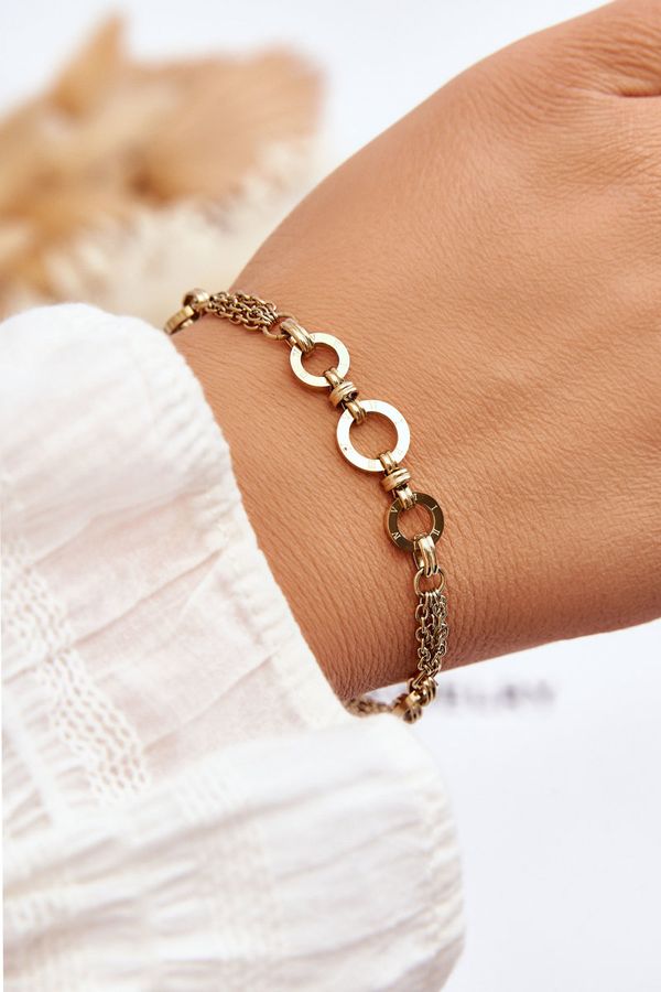 Kesi Elegant adjustable bracelet on a gold chain