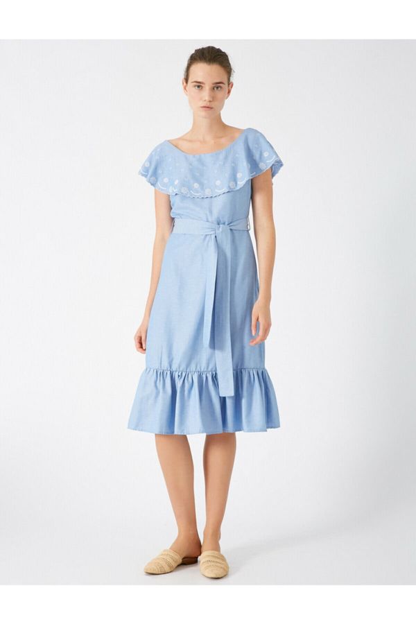 Koton Koton Damska niebieska sukienka z krótkim rękawem z haftowanym paskiem