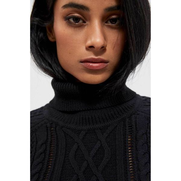Moodo A turtleneck with a braid weave