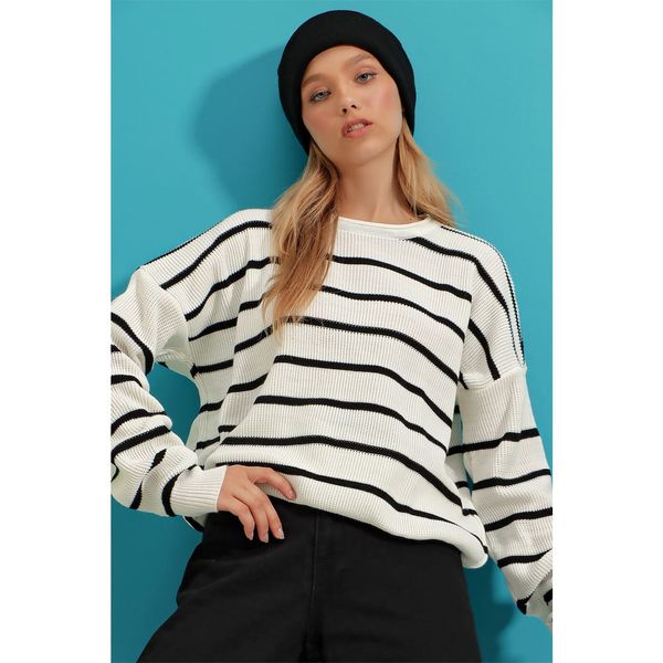 Trend Alaçatı Stili Trend Alaçatı Stili Women's Ecru Crew Neck Striped Knitwear Sweater