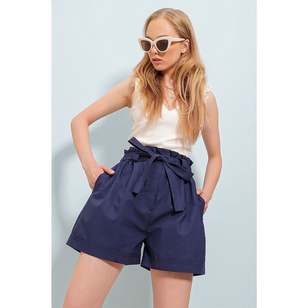 Trend Alaçatı Stili Trend Alaçatı Stili Women's Navy Blue Elastic Waist Belt Double Pocket Double Leg Carrot Gabardine Shorts