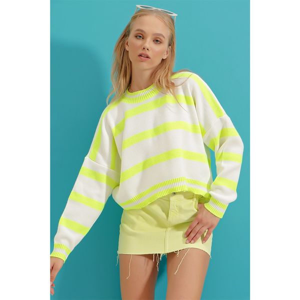 Trend Alaçatı Stili Trend Alaçatı Stili Women's Neon Green Crew Neck Striped Oversize Sweatshirt
