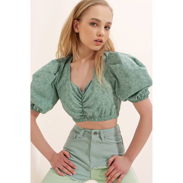 Trend Alaçatı Stili Trend Alaçatı Stili Women's Teak Green Kiss Collar Front Pleated Princess Sleeve Floral Pattern Crop Woven Blouse