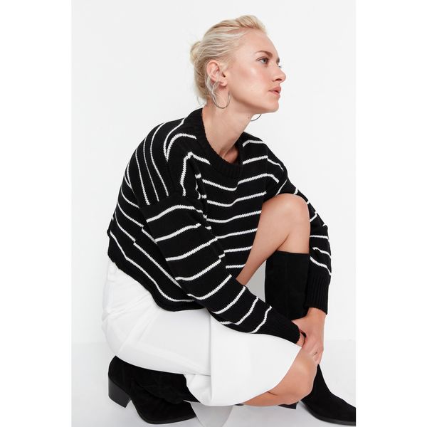 Trendyol Trendyol Black Crop Knitwear Sweater