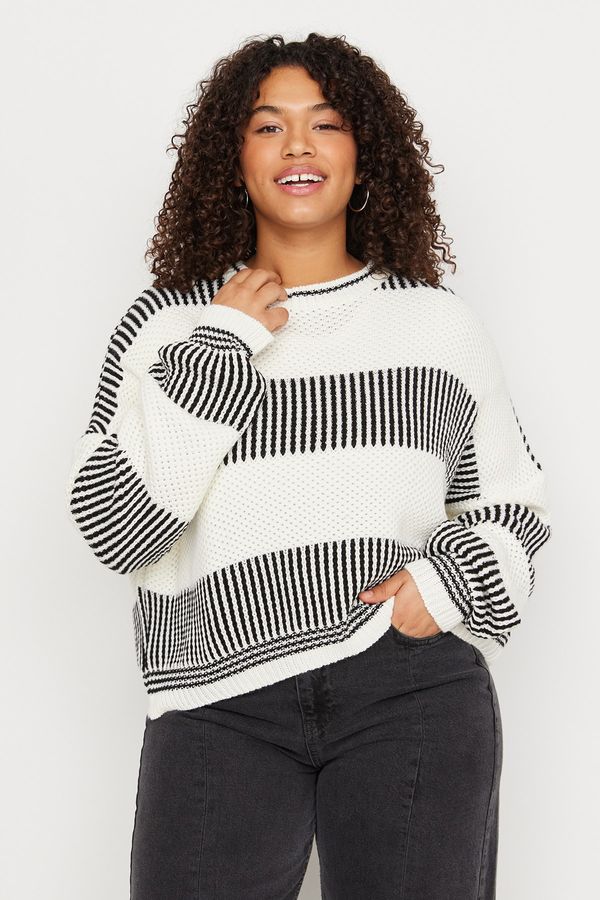 Trendyol Trendyol Curve Plus Size Sweater - Ecru - Relaxed fit