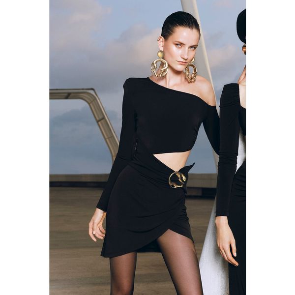 Trendyol Trendyol X Zeynep Tosun Black One Shoulder Dress With Accessory Detail
