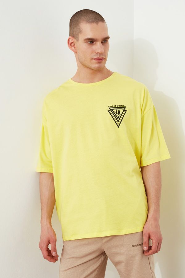 Trendyol Trendyol Yellow Male Oversize Koszulka z krótkim rękawem z nadrukiem