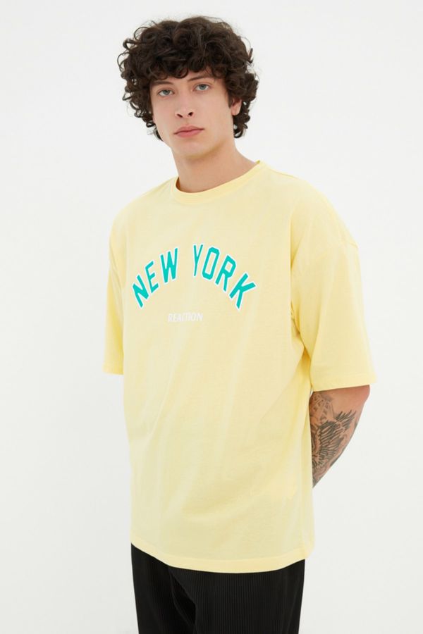 Trendyol Trendyol Yellow Men's Oversize Fit Crew Neck Short Sleeve Printed T-Shirt
